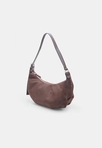 Borsa in suede marrone con forma curvata, cinturino in pelle singolo e chiusura a zip. Texture liscia con un leggero luccichio e minimal hardware.