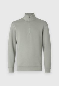 Sudadera gris claro con cuello alto y media cremallera. Tejido suave, mangas largas y dobladillo recto. Sin patrones ni acentos adicionales.