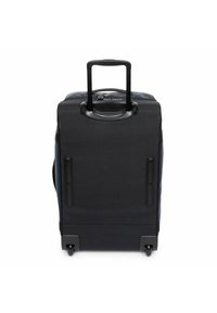 Maleta negra con ruedas, asa retráctil, textura suave y asas laterales, con detalles de plástico duradero y ruedas giratorias.