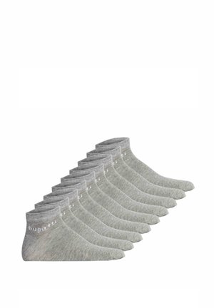 Zehn Paar graue Knöchelsocken, in einer Reihe angeordnet, jeweils mit weißem Markenlogo nahe dem Bündchen.