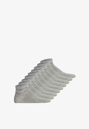 Zehn Paar graue Knöchelsocken, in einer Reihe angeordnet, jeweils mit weißem Markenlogo nahe dem Bündchen.
