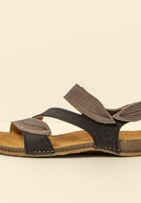 Hnědé kožené sandály s dvojitými popruhy, texturované tmavě hnědé svršky, světle hnědá polstrovaná stélka a prošívané detaily podél podrážky.