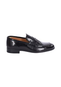 Mocassino in pelle nera con una finitura liscia, punta arrotondata e dettagli cuciti sulla parte superiore. Presenta un tacco basso e un design semplice e classico.