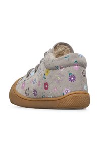 Scarpa alla caviglia in suede grigio chiaro con motivo floreale colorato. Presenta una suola in gomma beige testurizzata e chiusura con lacci.
