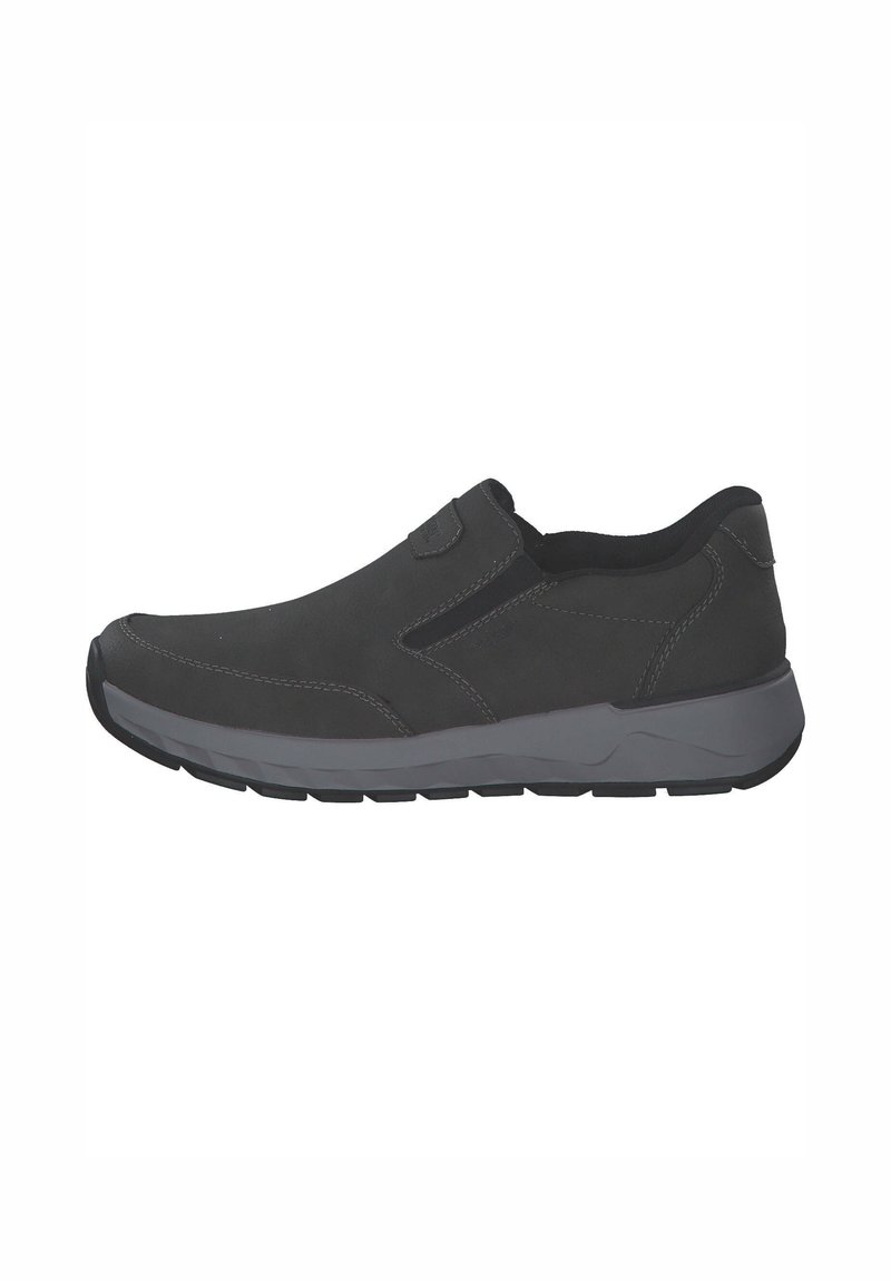 Zapato negro tipo slip-on hecho de cuero con una textura suave, que presenta una suela de goma gris y sutiles detalles de costura para un toque adicional.
