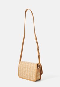 Borsa a tracolla beige con motivo trapuntato, dotata di una lunga tracolla regolabile e di un materiale simile alla pelle liscio.