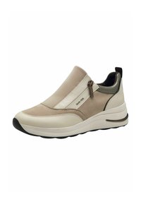 Sneakers slip-on beige con una toma superiore in pelle liscia e camoscio, accenti bianchi e grigi scuri a contrasto, e una suola in gomma nera texturizzata.