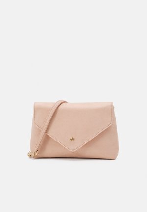 Blush pink ruskind kuvertclutch taske med matchende håndledsrem og lille gyldent logo på den forreste klap.