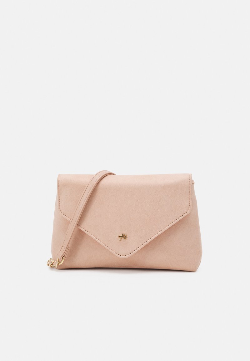 Pochette enveloppe en daim rose poudré avec une lanière de poignet assortie et un petit logo doré sur le rabat avant.