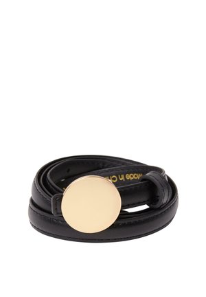 Sort læderbælte rullet sammen med en glat, rund spænde i guldfarve på en hvid baggrund.