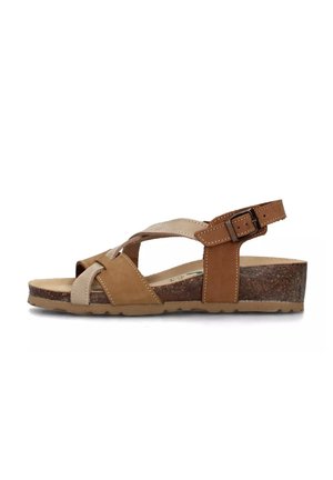 Sandal in pelle marrone con design a fasce incrociate, suola in sughero testurizzato a zeppa, dettagli beige e fibbia regolabile per una vestibilità sicura.