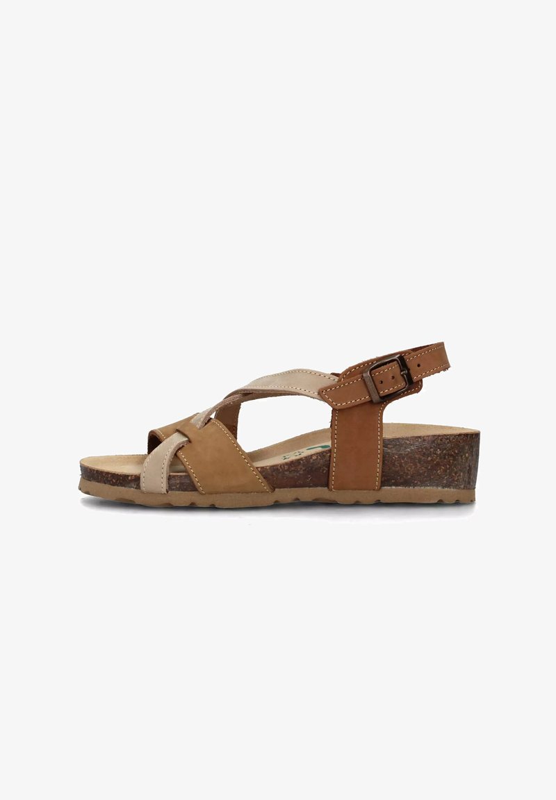 Sandal in pelle marrone con design a fasce incrociate, suola in sughero testurizzato a zeppa, dettagli beige e fibbia regolabile per una vestibilità sicura.