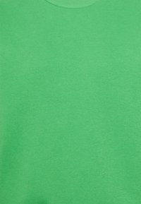 Suéter verde de algodón con cuello redondo, de textura suave y diseño liso, con un cuello acanalado. Adecuado para uso casual.