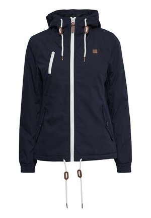 Marineblå vandtæt jakke med en hvid lynlås, snoretræk i hætten og elastiske manchetter. Har sidelommer og et logo-patch på brystet.
