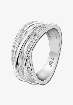 Bague en argent avec des bandes entrelacées, ornée de cristaux transparents sertis pavé sur une des bandes. Fini lisse et poli avec un design moderne.