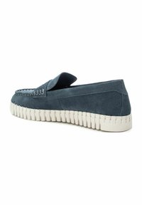 Mocasines de ante azul con puntera redondeada, suela de goma blanca con texturas en forma de estrías y un acento de costura a lo largo del borde superior.