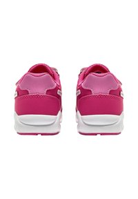 Scarpe da ginnastica rosa con tomaia in sintetico liscio, collo imbottito e suola in gomma bianca. Le caratteristiche includono dettagli e cuciture a contrasto.