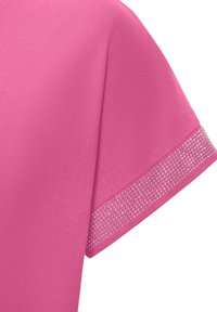 Rozā apģērba īsā piedurkne ar mazu sudrabu studu joslu gar apakšmali uz baltā fona.