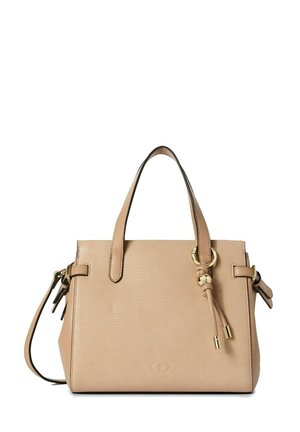 Borsa beige con superficie testurizzata, doppi manici, tracolla removibile, dettagli in metallo dorato e un piccolo ciondolo decorativo in forma di nappina.