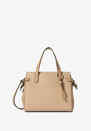 Borsa beige con superficie testurizzata, doppi manici, tracolla removibile, dettagli in metallo dorato e un piccolo ciondolo decorativo in forma di nappina.