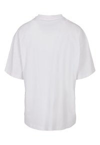 Hvid bomulds t-shirt, løs pasform, korte ærmer, rund hals, ensfarvet design, sidesømme, ingen synlige etiketter eller accenter på ryggen.