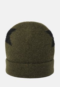 Oliven grøn uld beanie med en blød, struktureret overflade. Har et sort accentmønster nær toppen og en foldet manchet.