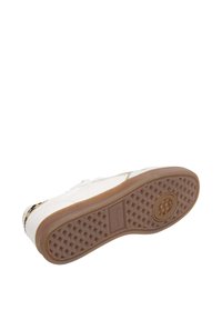 Sneaker bianco con suola in gomma beige testurizzata, caratterizzato da un accento decorato sul tallone e sul lato. Parte superiore liscia con elementi di design minimali.