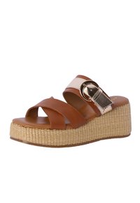 Sandalias cuña marrones y crema con tiras de cuero entrelazadas, un acento de hebilla dorada y una plataforma de tejido natural texturizado.