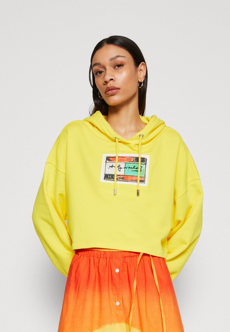 Tommy Hilfiger THxAW FLAG CROPPED HOODIE Sweatshirt vivid yellow