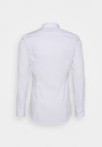 Witte blouse met lange mouwen en een gestructureerde kraag, met knoopmanchetten en een getailleerd ontwerp. Glad fabric met strakke lijnen en geen zichtbare patronen.