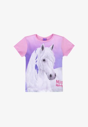 T-shirt rosa e viola con un grande grafico di un cavallo bianco, con un bandana blu e "Miss Melody" in testo scintillante rosa.