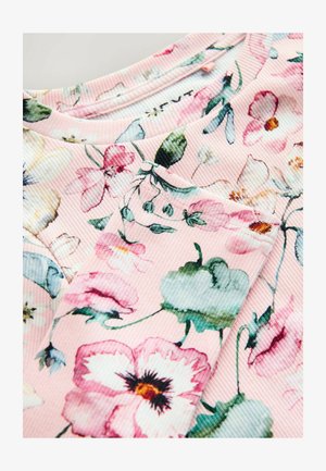 Top con estampado floral en rosa, que presenta una textura acanalada. El diseño incluye diversas flores con hojas verdes y sutiles detalles alrededor del escote.