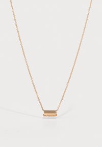 Collana in oro rosa con una delicata catena e un piccolo pendente rettangolare al centro, caratterizzato da una superficie metallica liscia.