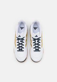 adidas Performance SUPER SALA II INDOOR FOOTBALL - Halové kopačky - footwear white/gold metallic/aurora ink