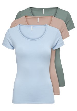Drei enganliegende T-Shirts in Blau, Pink und Grün. Kurzärmlig, mit Rundhalsausschnitt, aus weichem Baumwollmischgewebe. Glatte Textur, ohne Muster.