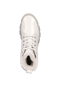 Botín de cuero sintético blanco con cordones, puntera redonda, cuello acolchado y una lengüeta en la parte trasera; interior forrado de pelo para mayor calidez.