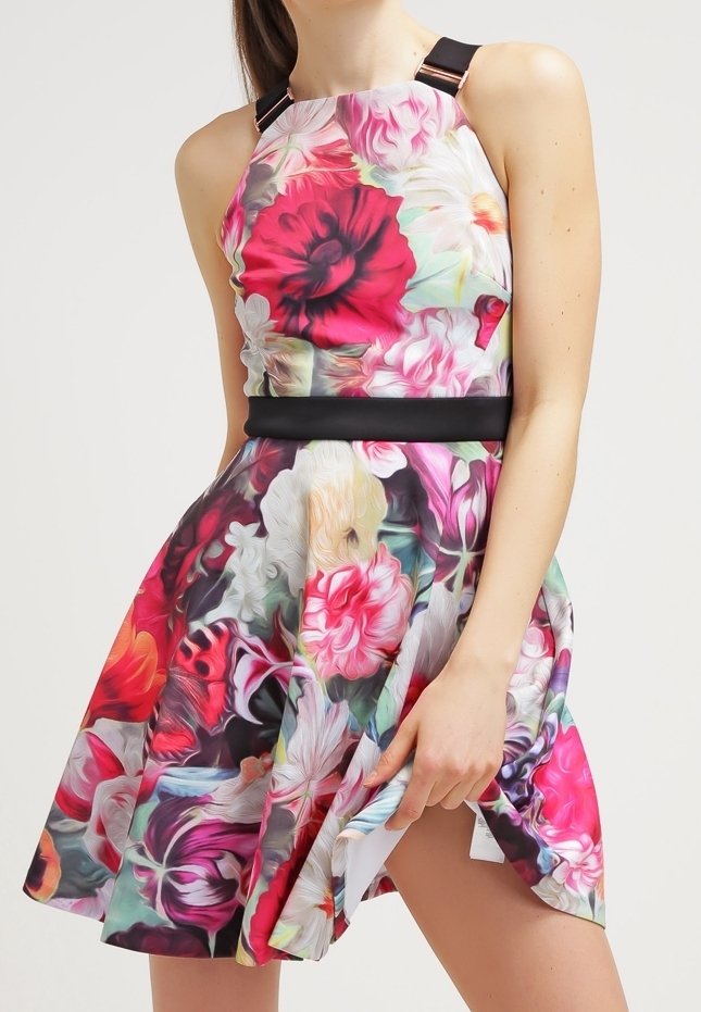Robe à imprimé floral avec un corsage ajusté et une jupe évasée. Présente des fleurs colorées dans des tons de rose, rouge et blanc avec un accent noir à la taille.