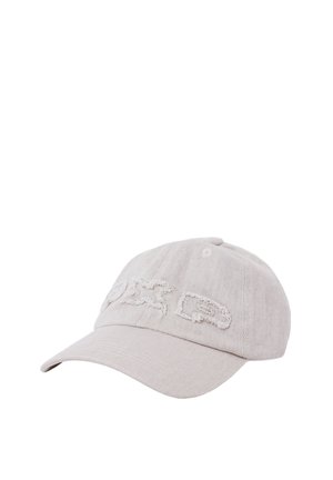 Gorra de béisbol beige claro con bordado del logo ligeramente deshilachado en la parte delantera y visera curva.
