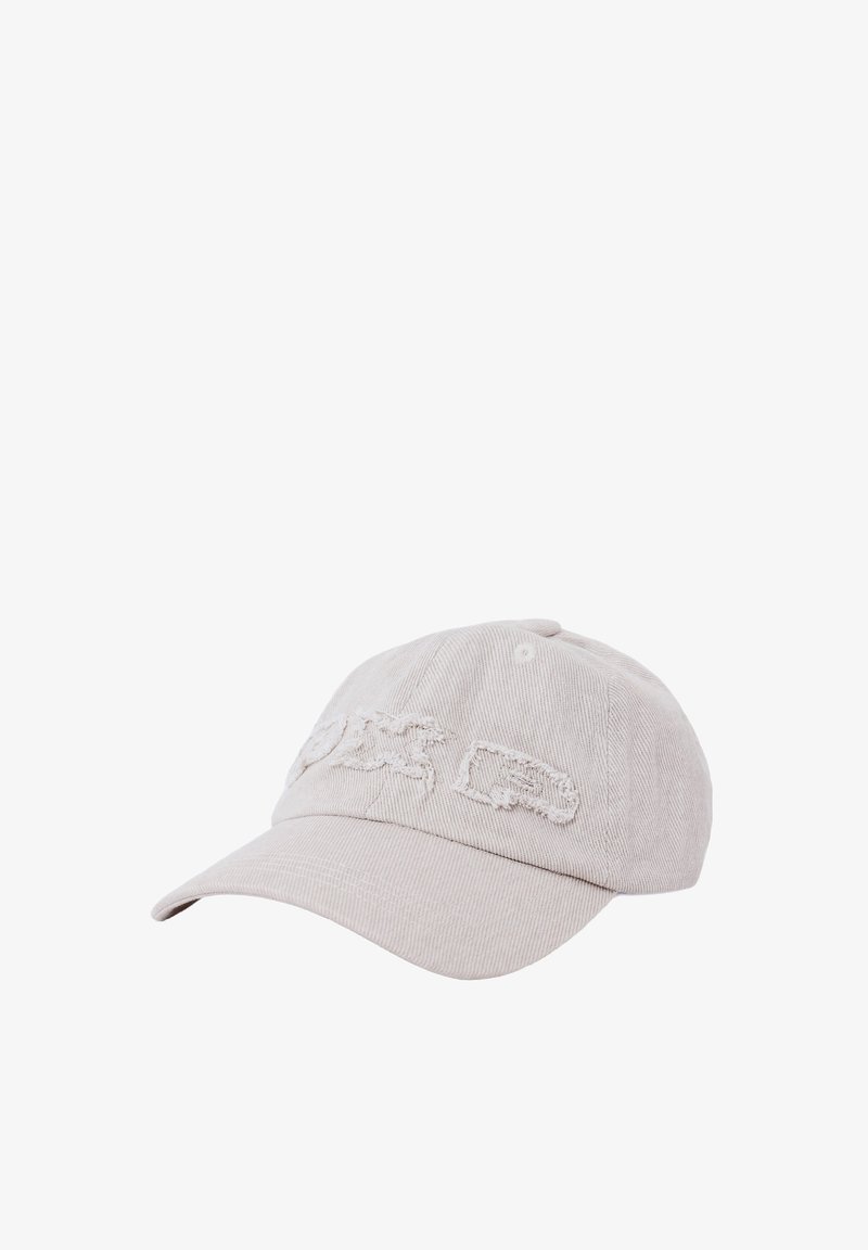 Casquette de baseball beige clair avec un logo brodé légèrement effiloché à l'avant et une visière incurvée.