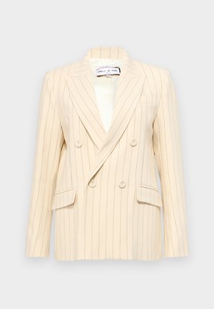 Blazer duplo em bege com risca de giz, golas em ângulo, dois bolsos frontais e forro branco. Apresenta botões redondos e uma forma estruturada.