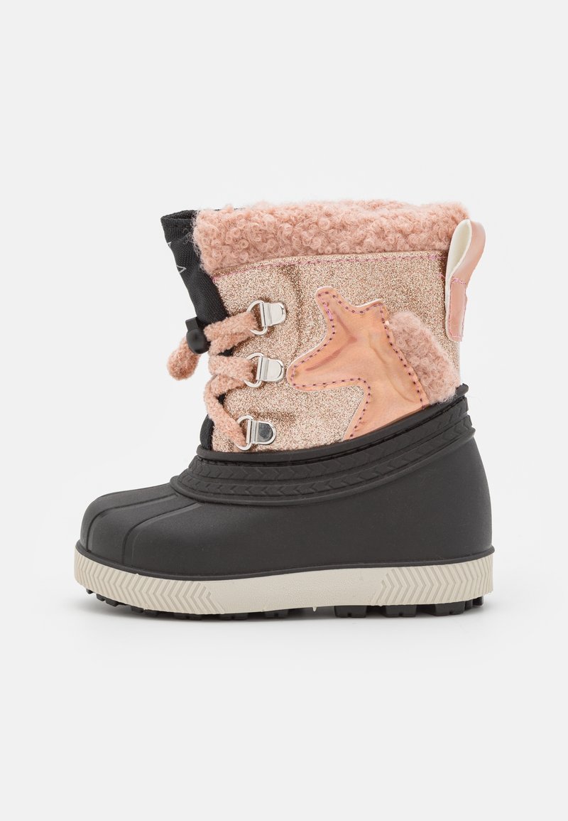 Zwarte waterdichte laars met een beige zool, roze fluffy bovenkant, glinsterende accenten en een decoratieve diervorm aan de zijkant. Drie zilveren oogjes.