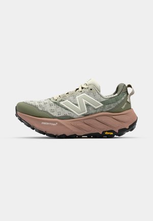 Trailrunning-Schuh mit einem atmungsaktiven, hellgrauen Mesh-Obermaterial, olivgrünen Akzenten und einer pinken Zwischensohle, die eine strukturierte Gummisohle aufweist.