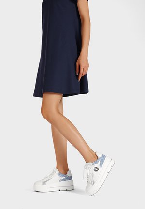 Sneakers bianchi con un tessuto a fantasia blu, suola platform e design con lacci. Presentano accessori in metallo argentato e dettagli testurizzati.