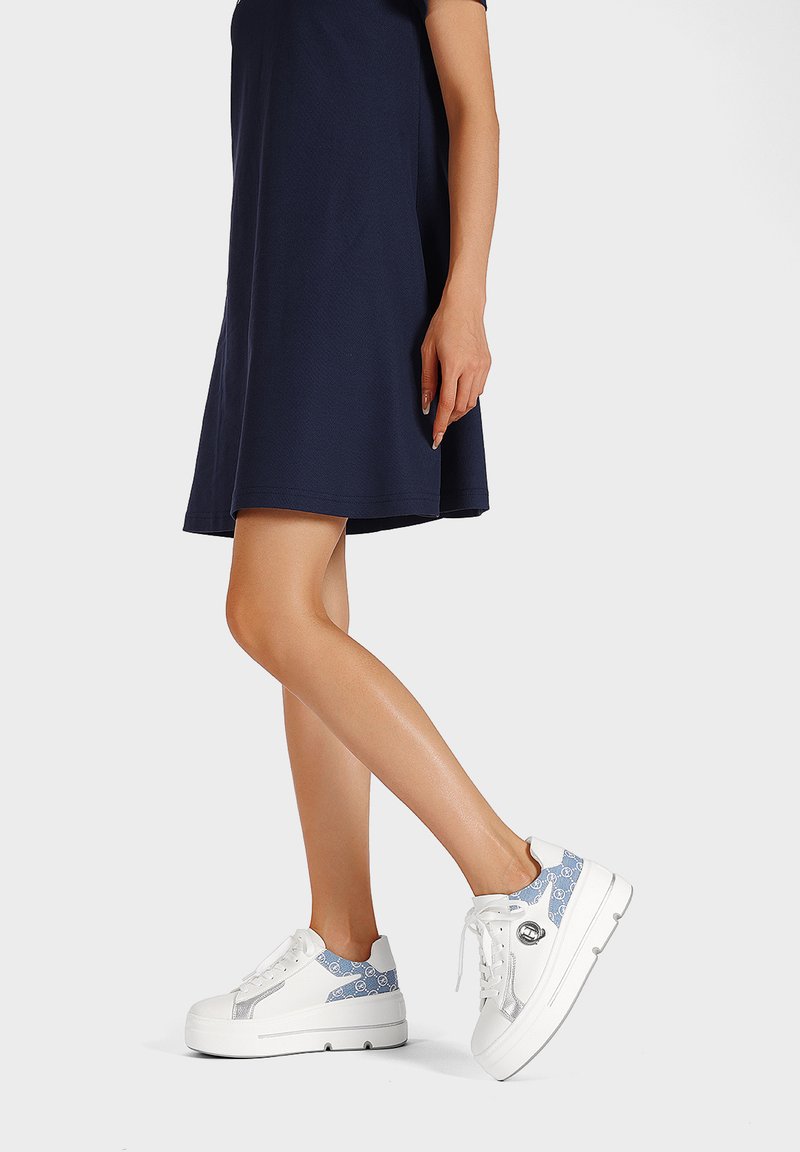 Sneakers bianchi con un tessuto a fantasia blu, suola platform e design con lacci. Presentano accessori in metallo argentato e dettagli testurizzati.