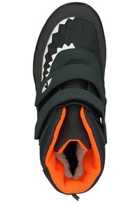 Zapatilla alta en negro y gris con dos correas, forro naranja y detalle en zigzag blanco en la punta. Material superior texturizado con un interior suave.