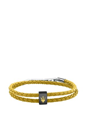 Bracciale doppiamente avvolto in pelle gialla intrecciata con fibbia rettangolare nera con logo tridente dorato e chiusura in metallo argento.