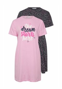 Två t-shirts: en rosa med texten "drömmen börjar här" och hjärtan, den andra svart med hjärtformad mönster. Båda är kortärmade i bomullsblandning.