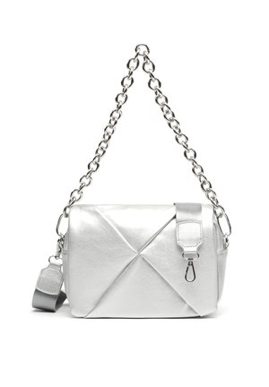Silberne Lederhandtasche mit gepolstertem Umschlagdesign, mit einem massiven silbernen Kettenhenkel und einem zusätzlichen abnehmbaren Schulterriemen.