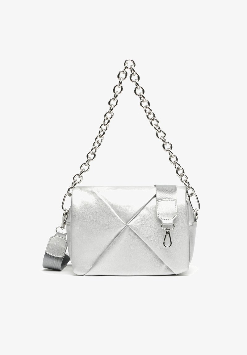 Sac à main en cuir argenté avec un design en enveloppe matelassée, doté d'une poignée chaîne argentée épaisse et d'une bandoulière supplémentaire amovible.