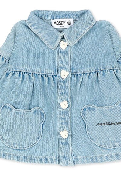Veste bébé en denim bleu clair avec des boutons en forme d'ours et des poches avant en forme d'oreilles d'ours, avec étiquette Moschino Baby.